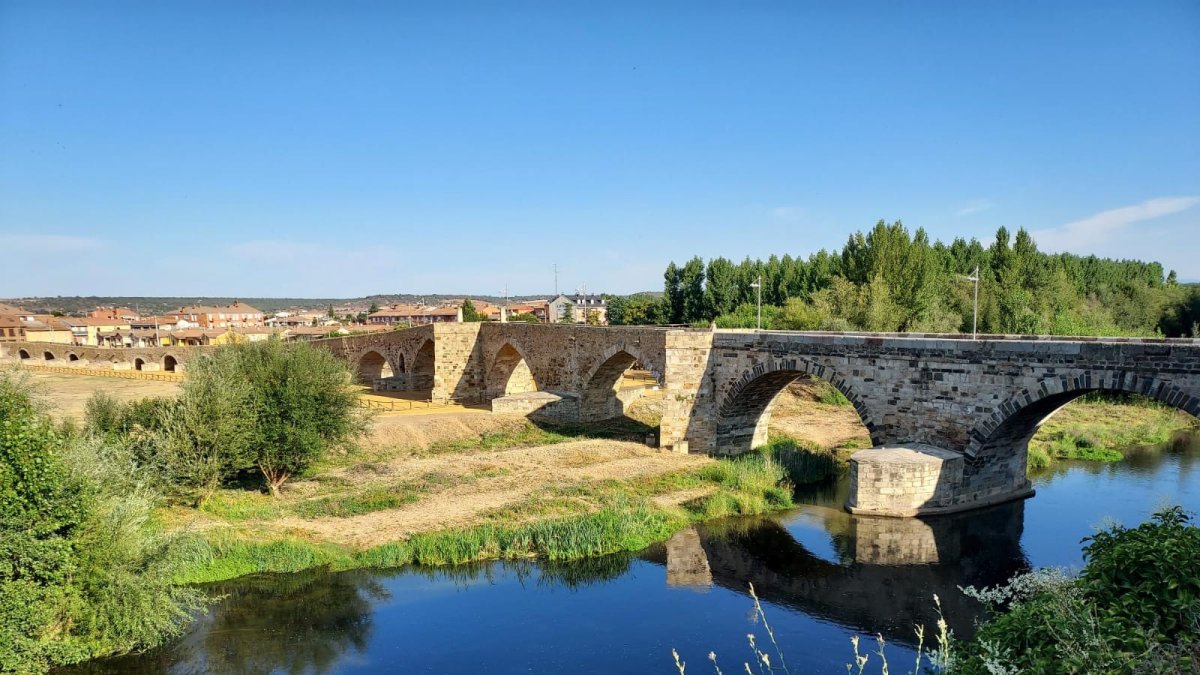 Puente del río Órbigo a su paso por Hospital de Órbigo, enclave donde tuvo lugar el Paso Honroso. R.K. Yafa