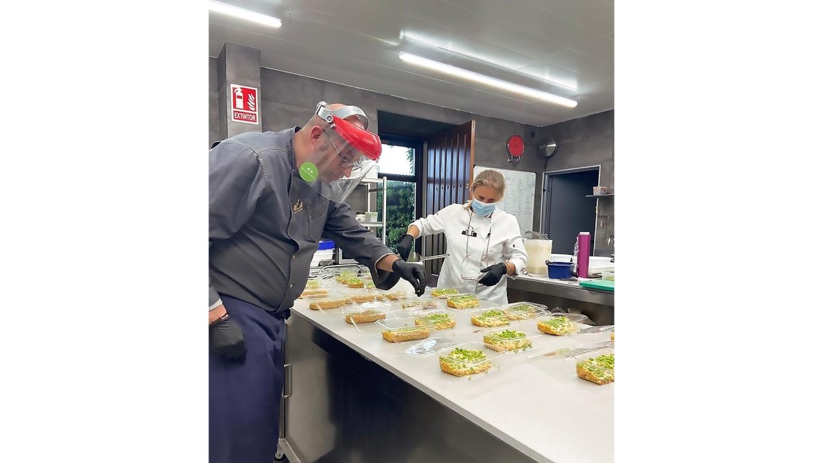 En la imagen, los cocineros con estrella Michelin Juanjo Pérez y Yolanda León, preparan los pedidos para recoger.- LA POSADA