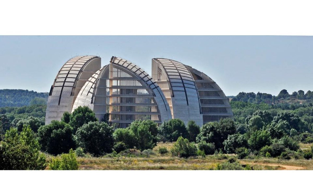Imagen de las Cúpulas de la Energía, el edificio emblemático de la CMA donde la Junta quiere invertir 4 millones para recuperar al menos cuatro de ellas.- VALENTÍN GUISANDE