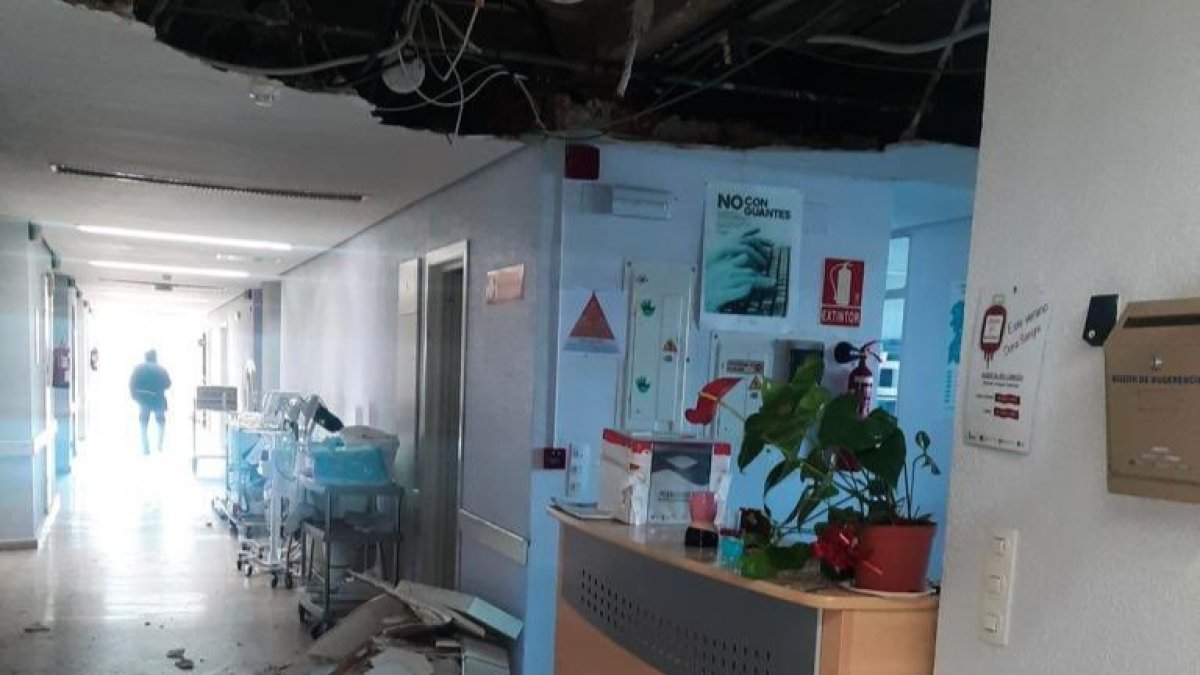 Daño en el falso techo de la cuarta plante del hospital de Palencia a causa del viento.- TWITTER @MNDRES