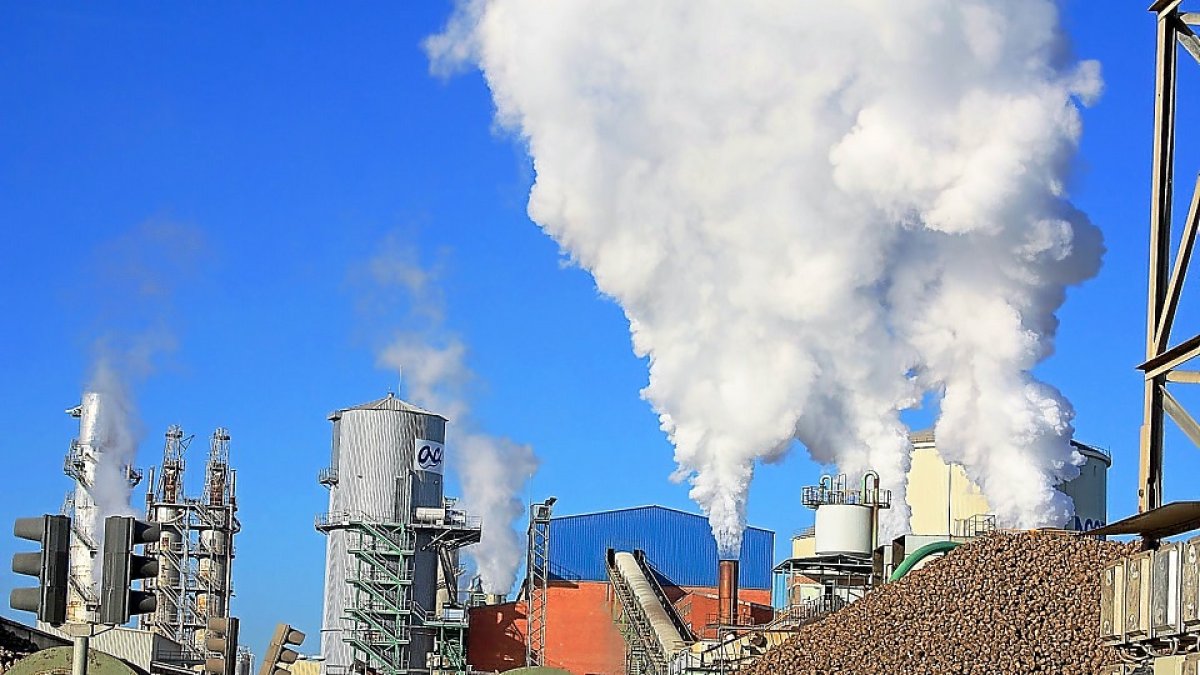 Emisiones a la atmósfera de la chimenea de una fábrica. E. M.