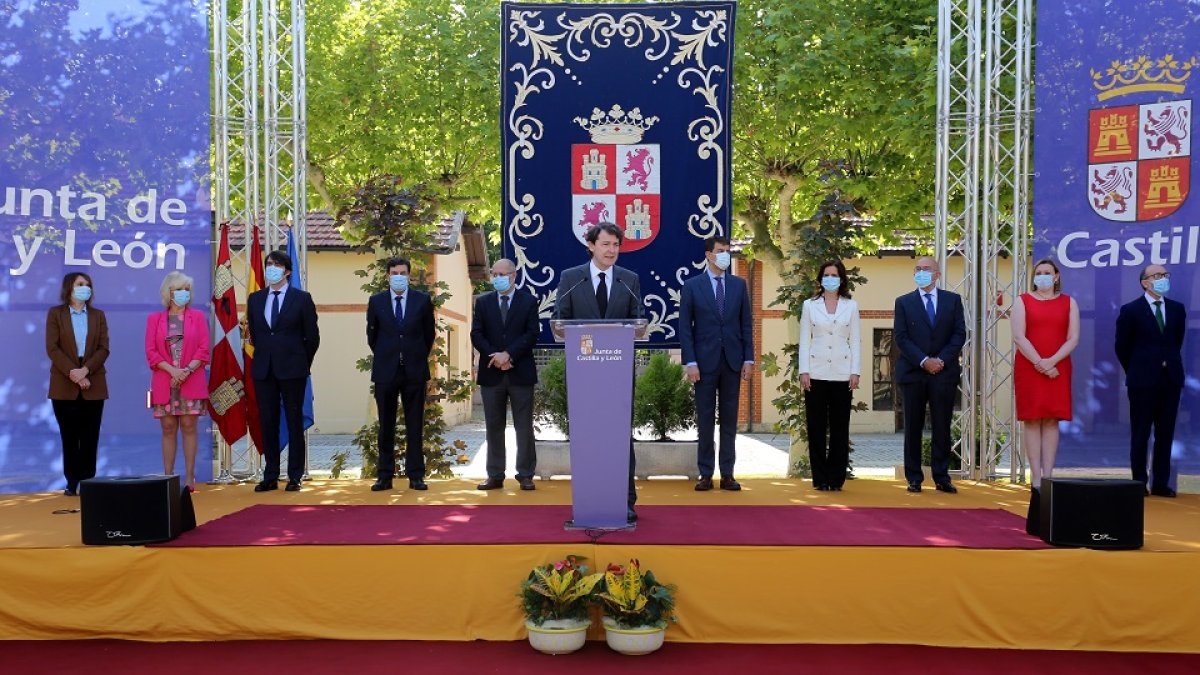 El presidente de la Junta de Castilla y León, Alfonso Fernández Mañueco, preside el acto de toma de posesión de la consejera de Empleo e Industria, Carlota Amigo. - ICAL