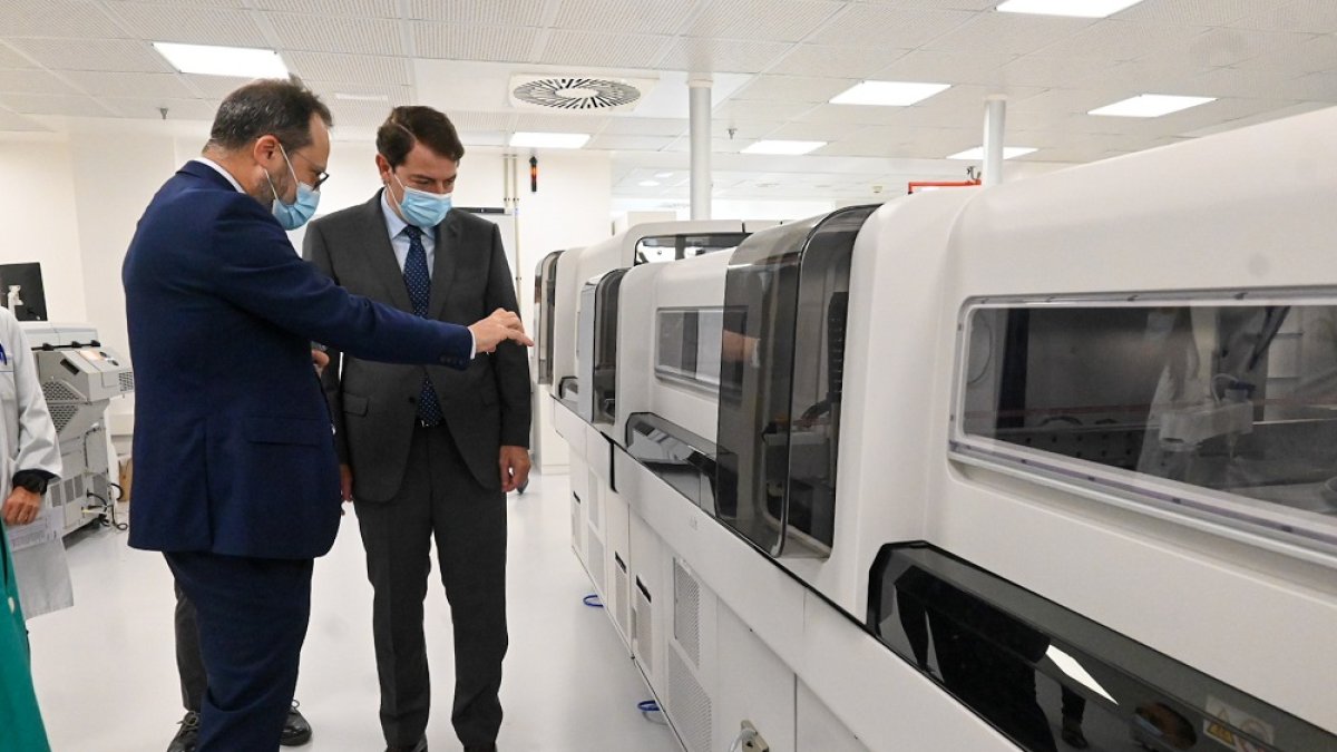 El presidente de la junta, Alfonso Fernández Mañueco, visita el nuevo hospital de Salamanca.- ICAL