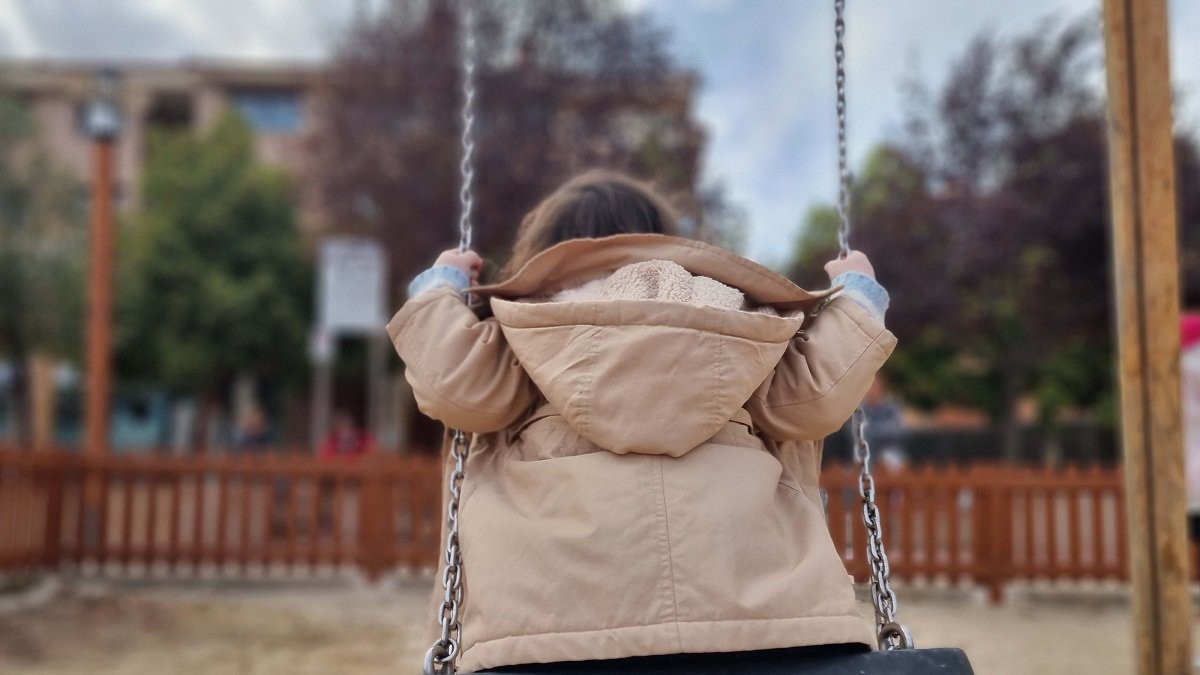 Una niña en un parque de Castilla y León. | PHOTOGENIC / PABLO REQUEJO