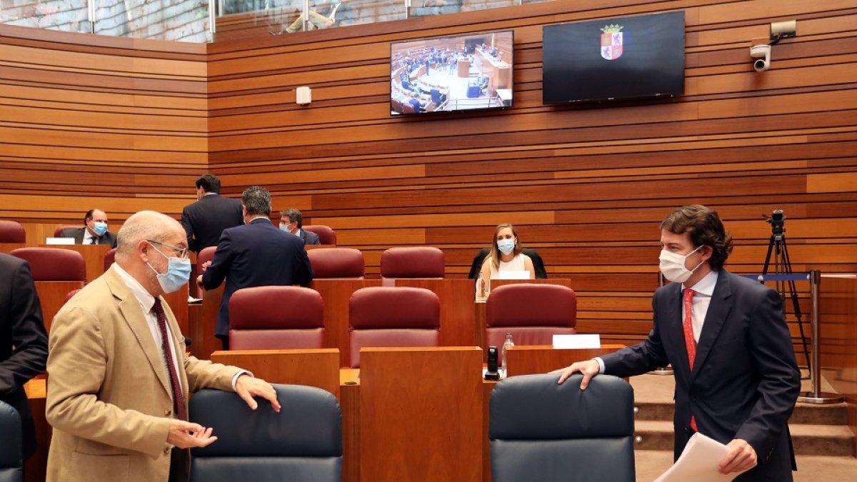 El presidente de la Junta, Alfonso Fernández Mañueco, y el vicepresidente, Francisco Igea, en el Pleno de las Cortes.- ICAL.