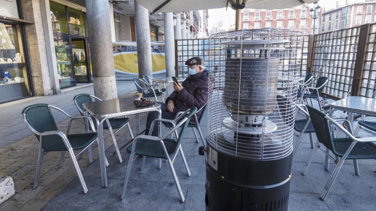 Un hombre consume en una terraza de Valladolid. MIGUEL ÁNGEL SANTOS / PHOTOGENIC