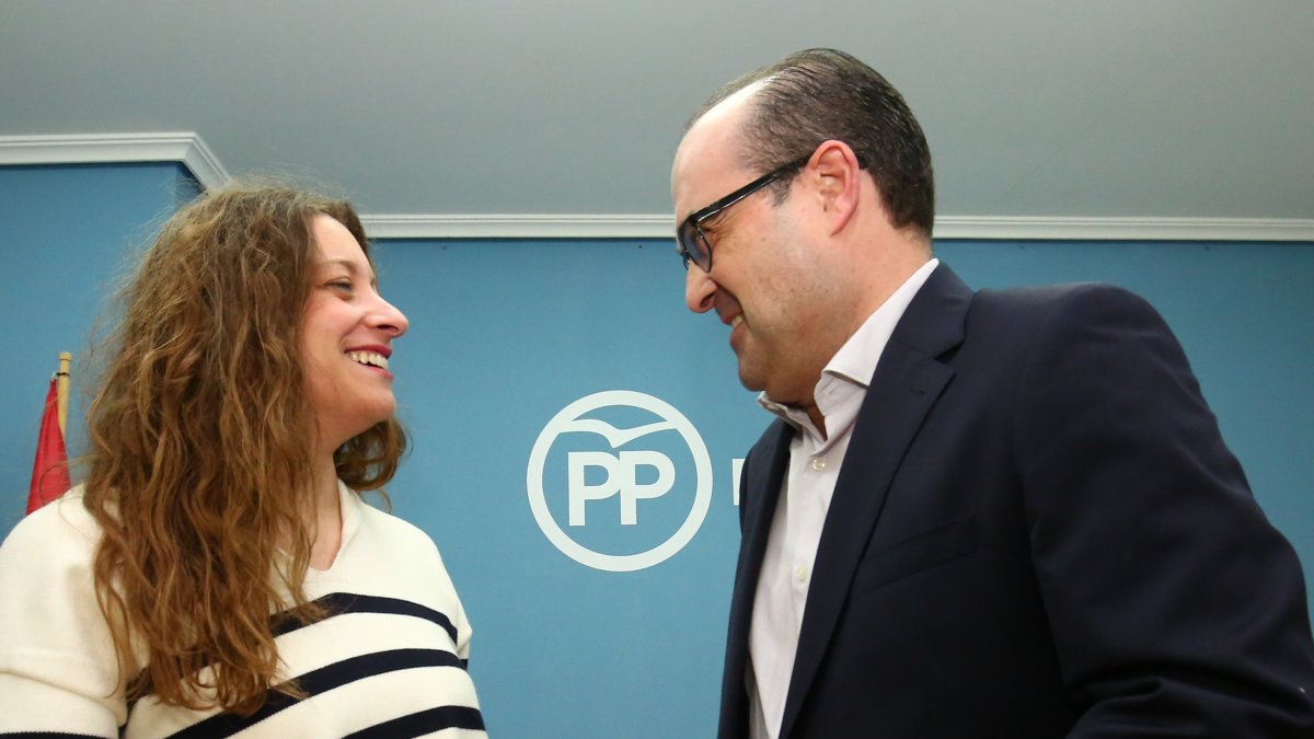 La presidenta del PP de León, Ester Muñoz, junto al candidato a la alcaldía de Ponferrada, Marco Morala. ICAL