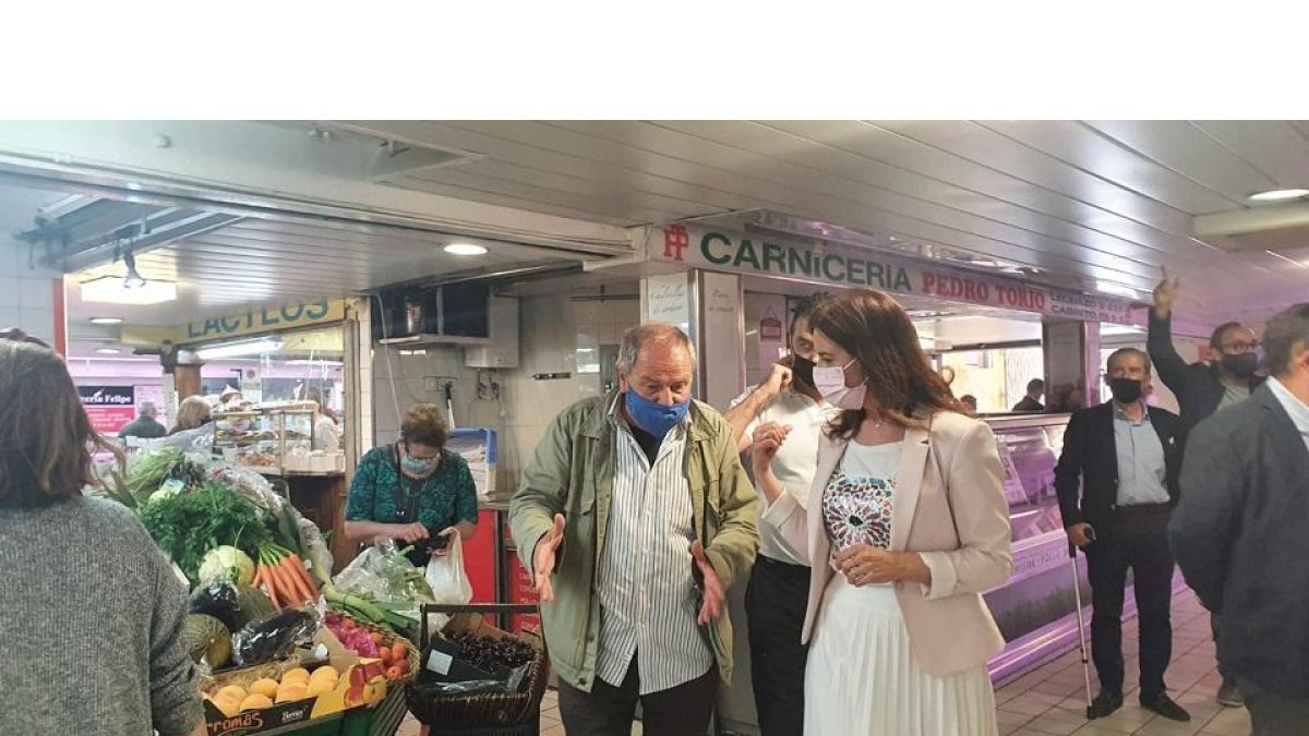 La consejera de Empleo, Ana Carlota Amigo, visita el mercado de abastos de Zamora. - E.M.