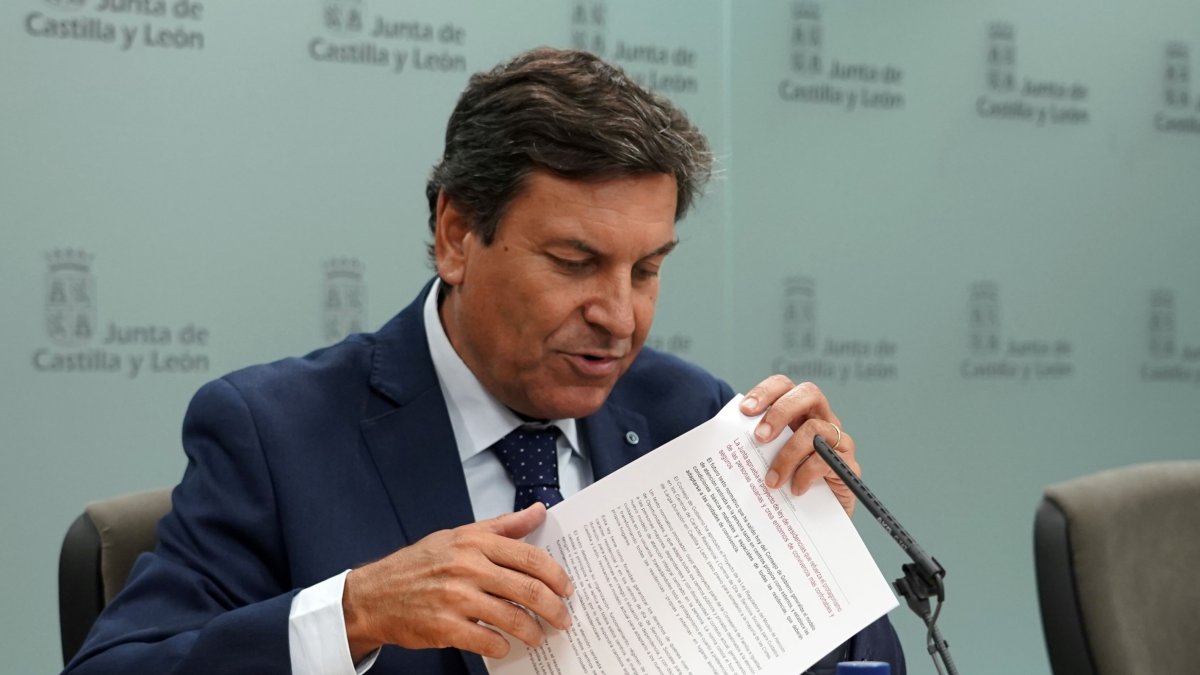 El consejero de Economía y Hacienda y portavoz, Carlos Fernández Carriedo en la rueda de prensa posterior al Consejo de Gobierno. ICAL