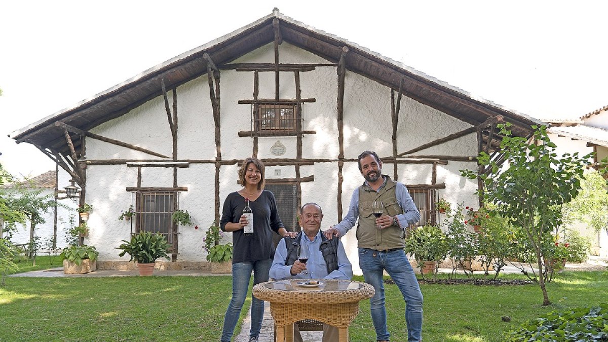 Belén e Iván Sanz junto a su padre, Luis Sanz Busto frente a la casa icono de Dehesa de los Canónigos, en Pesquera de Duero.  /
