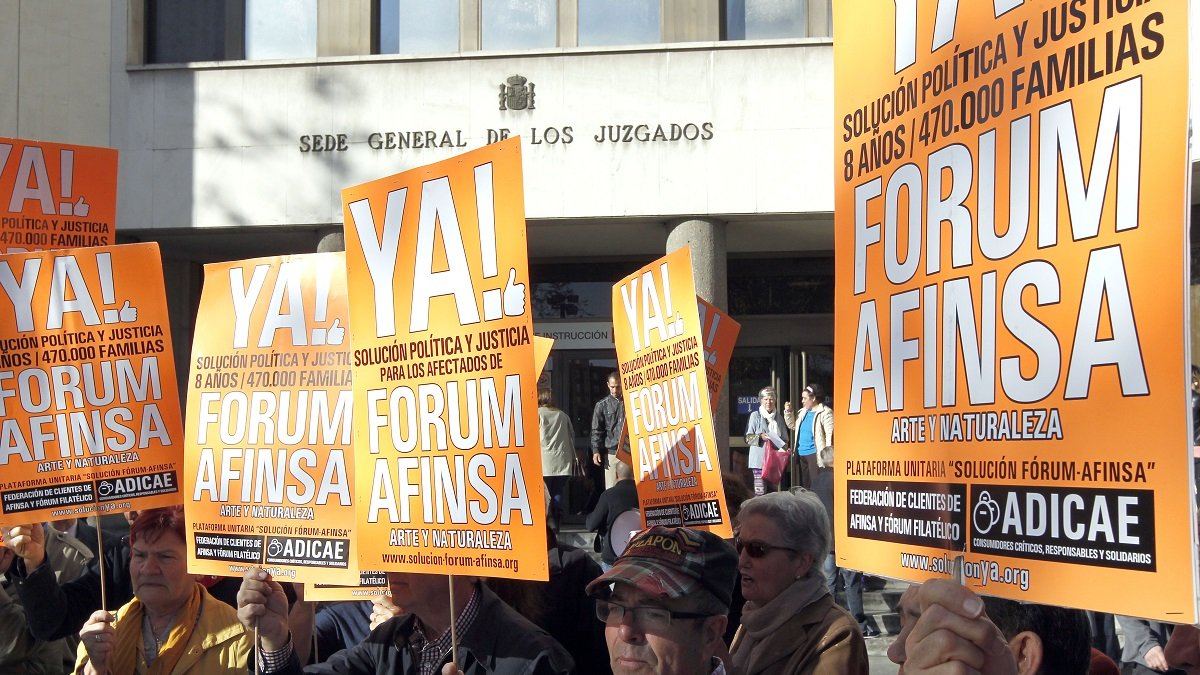 Imagen de archivo de afectados de Forum y Afinsa en una protesta. | ICAL