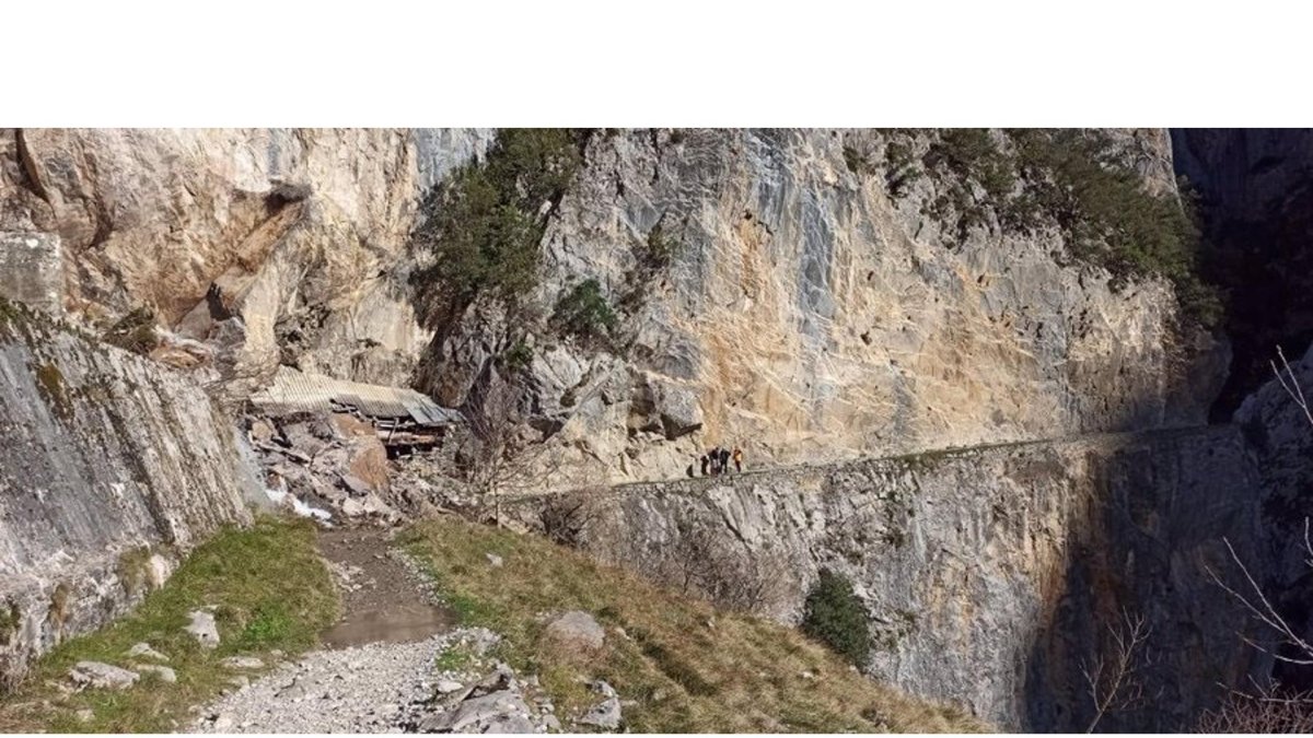Derrumbe de tierra en un tramo de la Ruta del Cares en Picos de Europa. -E. PRESS.