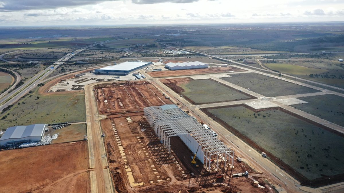 Construcción de las naves de Latem en el polígono industrial de Villabrázaro (Zamora), con una superficie de 330.000 metros cuadrados. | E.M.