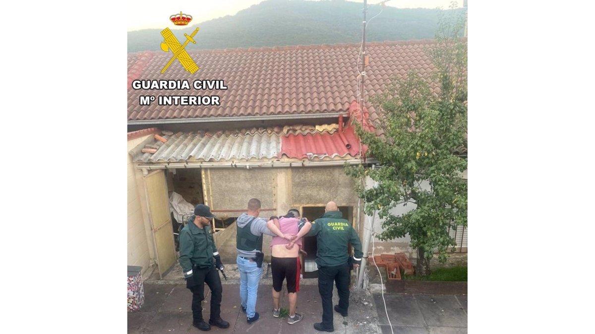 Momento en el que la Guardia Civil detiene al hombre en Barruelo, Palencia. EUROPA PRESS