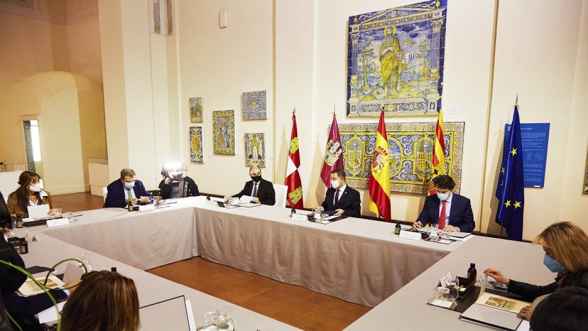 Imagen de la reunión entre los presidentes y los consejeros de las tres comunidades autónomas./ ICAL.