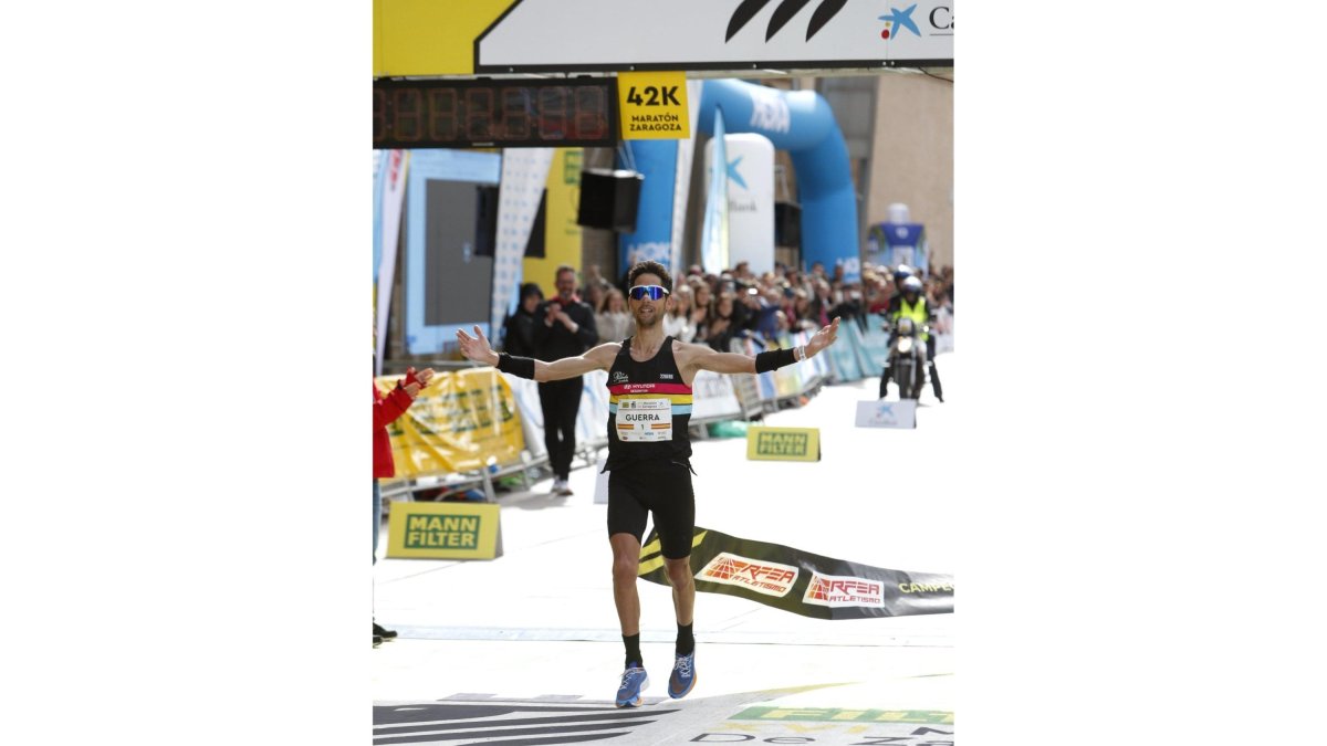 El atleta Javi Guerra festeja su cuarto Campeonato de España de Maratón. TWITTER: atletismoRFEA