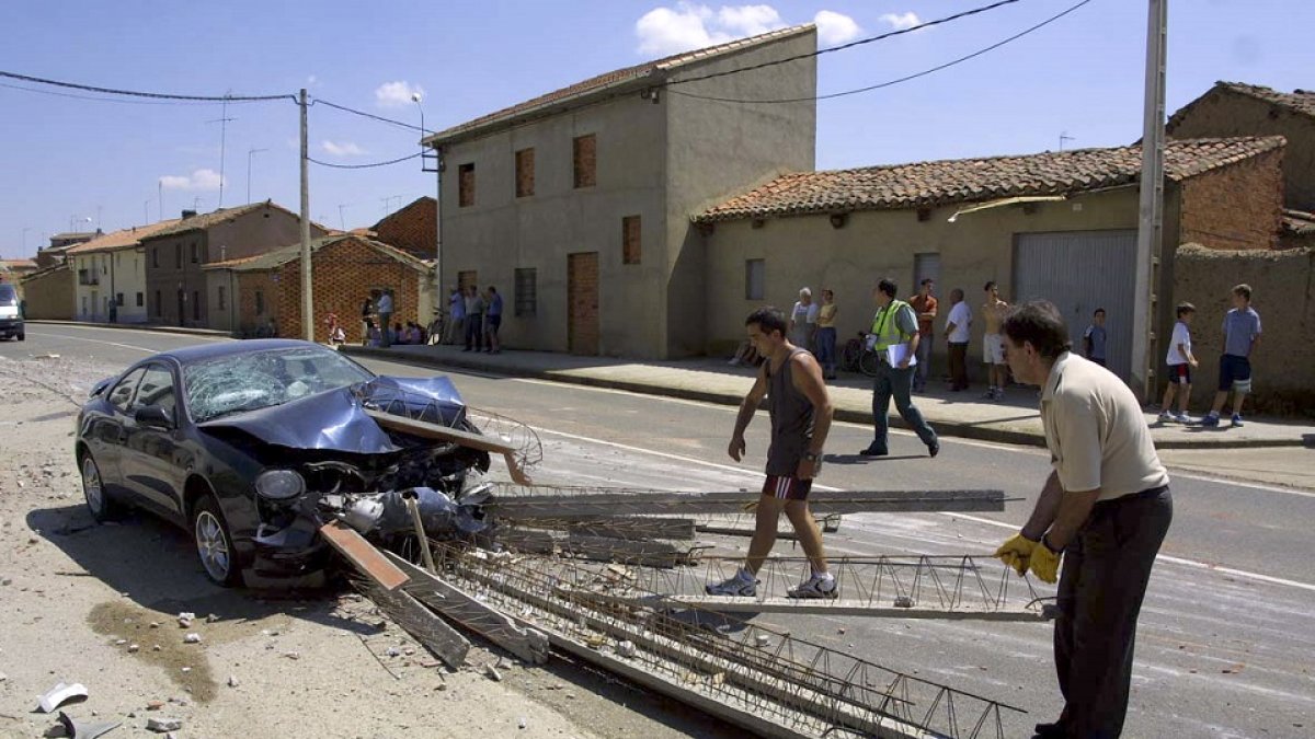 Un vehículo colisionó contra una viga que perdió el camión que circulaba delante por la travesía de Villaveza del Agua en Zamora.-  ICAL
