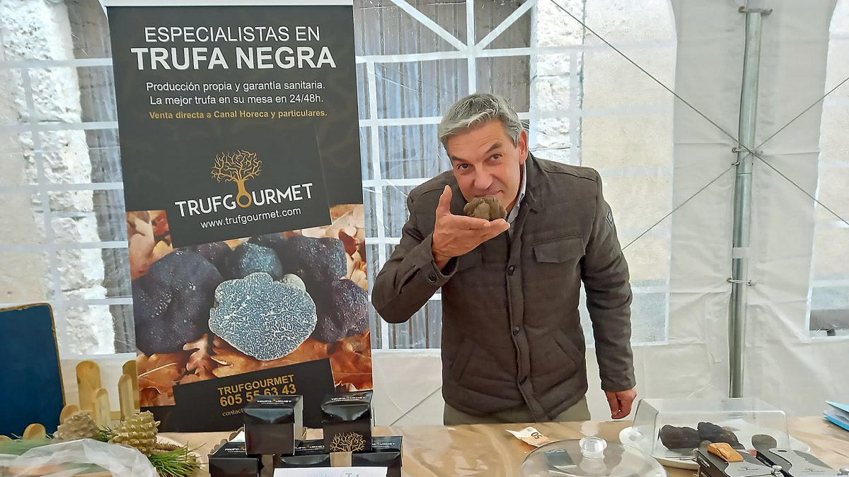 Carlos Herguedas participa en una Feria donde da a conocer las propiedades de su trufa negra que cultiva en Cogeces del Monte desde 2010.  / LA POSADA