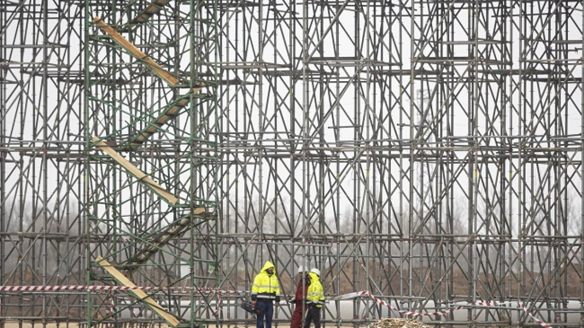 Varios operarios revisan las obras de construcción en el paso elevado.- PHOTOGENIC/IVÁN TOMÉ