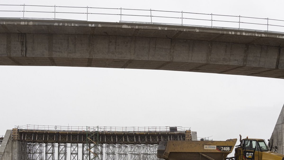 Aspecto actual de las obras en la Autovía del Duero en el tramo cercano a Tudela de Duero donde se construye un paso elevado.- PHOTOGENIC/IVÁN TOMÉ