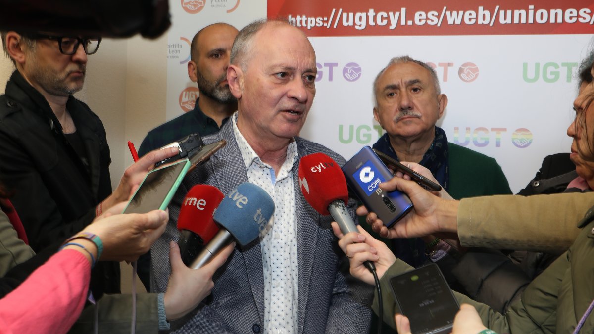 El secretario general de UGT en Castilla y León, Faustino Temprano, atiende a los medios de comunicación. ICAL
