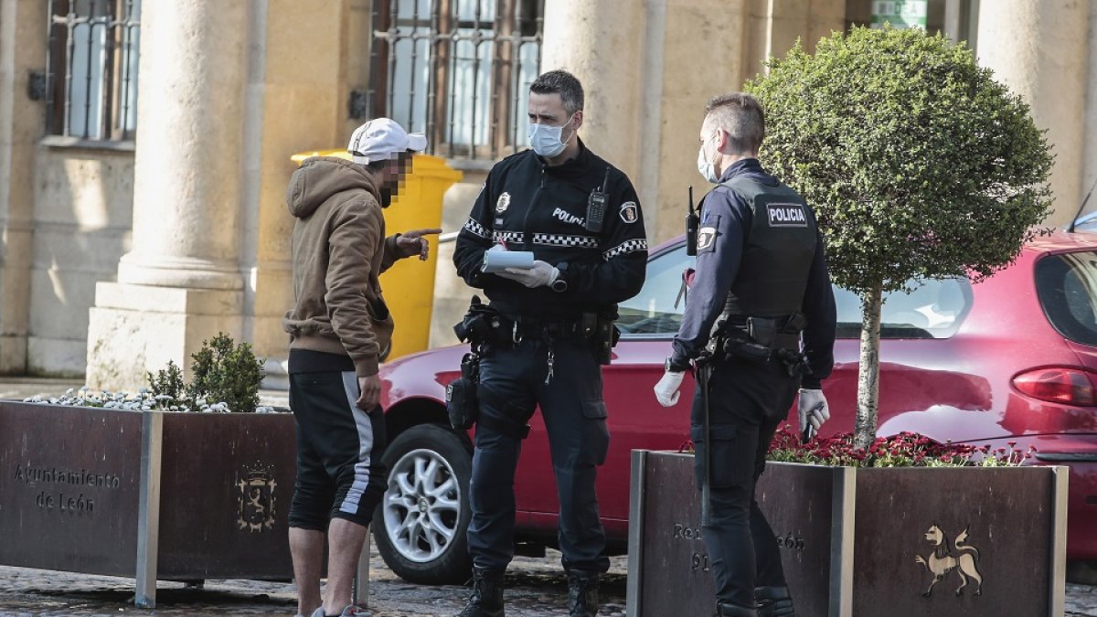 Miembros de la Policía Local de León identifican a un ciudadano en el centro de la capital. | ICAL