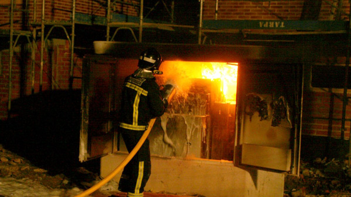 Bomberos de Ponferrada sofocan un incendio en una imagen de archivo. - ICAL