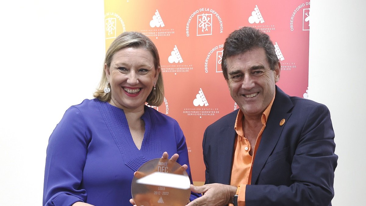 La consejera de Familia e Igualdad de Oportunidades, Isabel Blanco, recoge el premio otorgado a Castilla y León por la Asociación Estatal de Directoras y Gerentes de Servicios Sociales.- ICAL