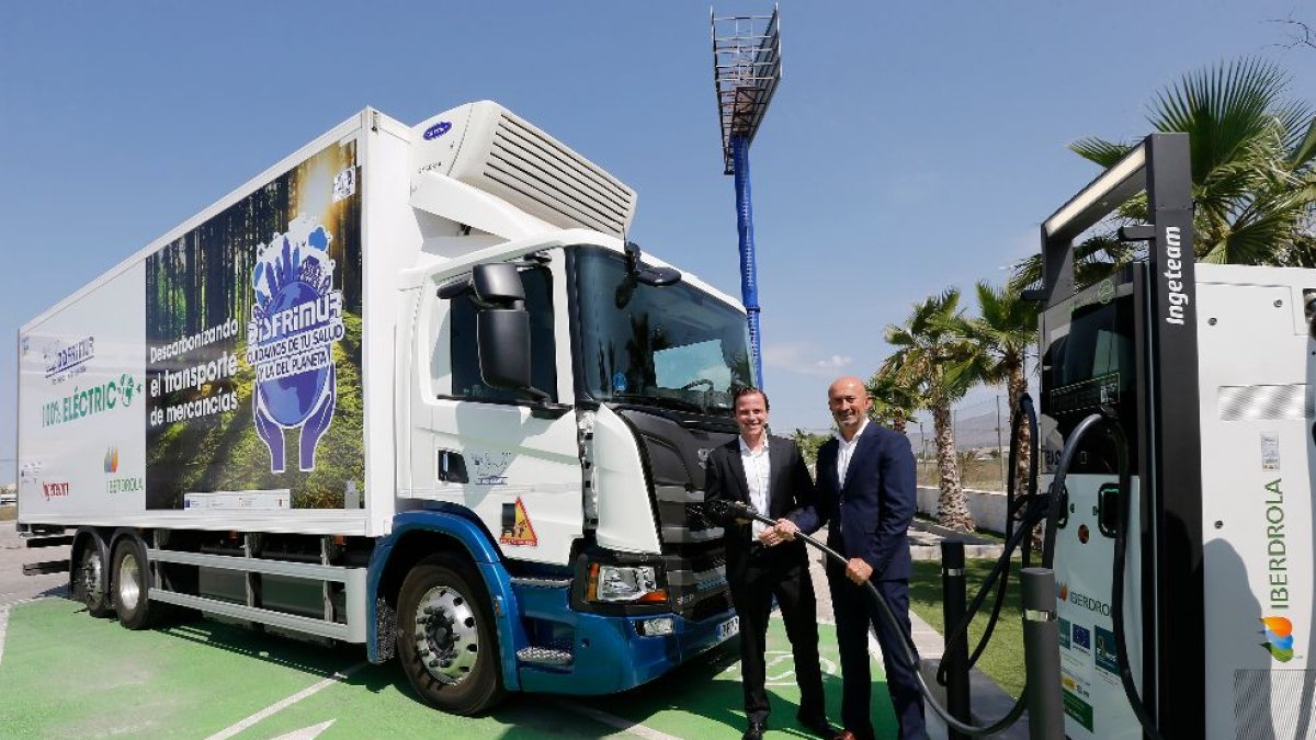 Punto de recarga pública para camiones eléctricos. En la imagen Luis Buil de Iberdrola y Juan Sánchez de Disfrimur