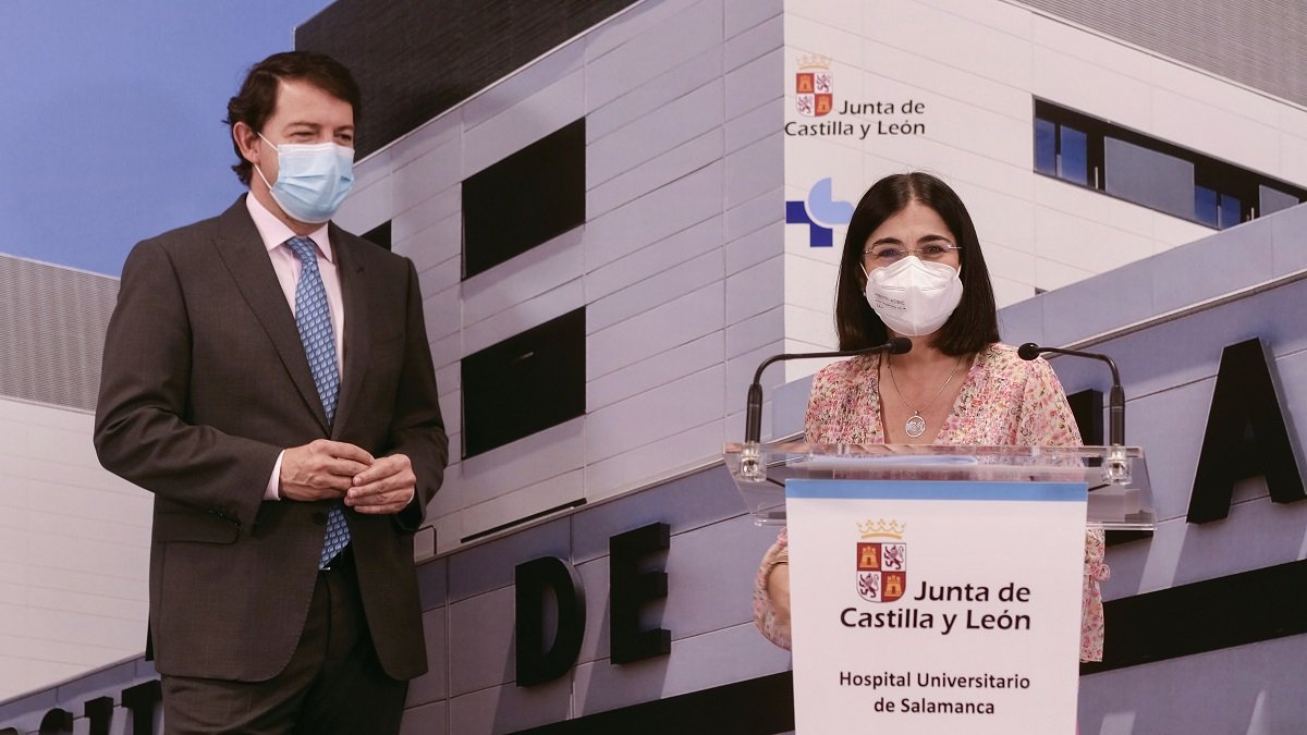 La ministra de Sanidad y Carolina Darias, el presidente de la JCYL, Alfonso Fernández Mañueco, en una visita al Hospital Clínico Universitario de Salamanca.- Ical