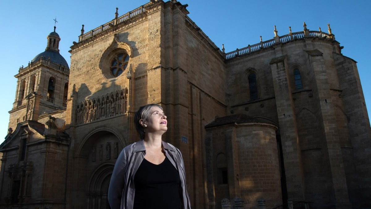 La actriz Assumpta Serna ante la catedral de Ciudad Rodrigo.- ICAL