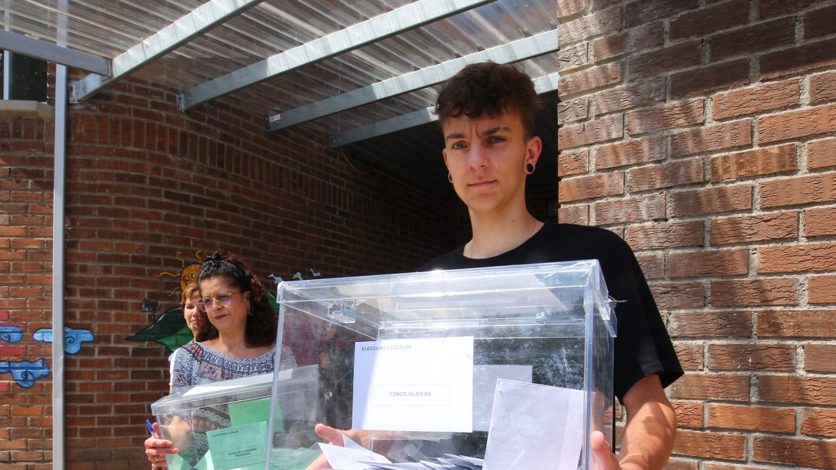 Votaciones a las elecciones municipales en los colegios electorales del Bierzo.-ICAL