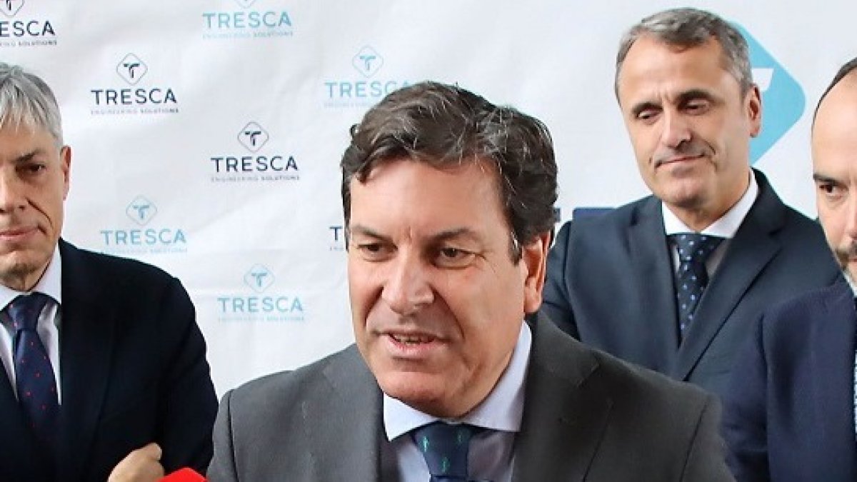 El consejero de Economía y Hacienda y portavoz, Carlos Fernández Carriedo, visita la empresa Tresca Ingeniería. -ICAL