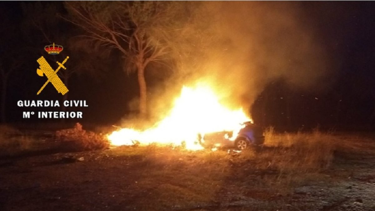 Un vehículo arde en llamas a consecuencia de un incendio provocado para recibir las compensaciones económicas de una empresa aseguradora. E.M