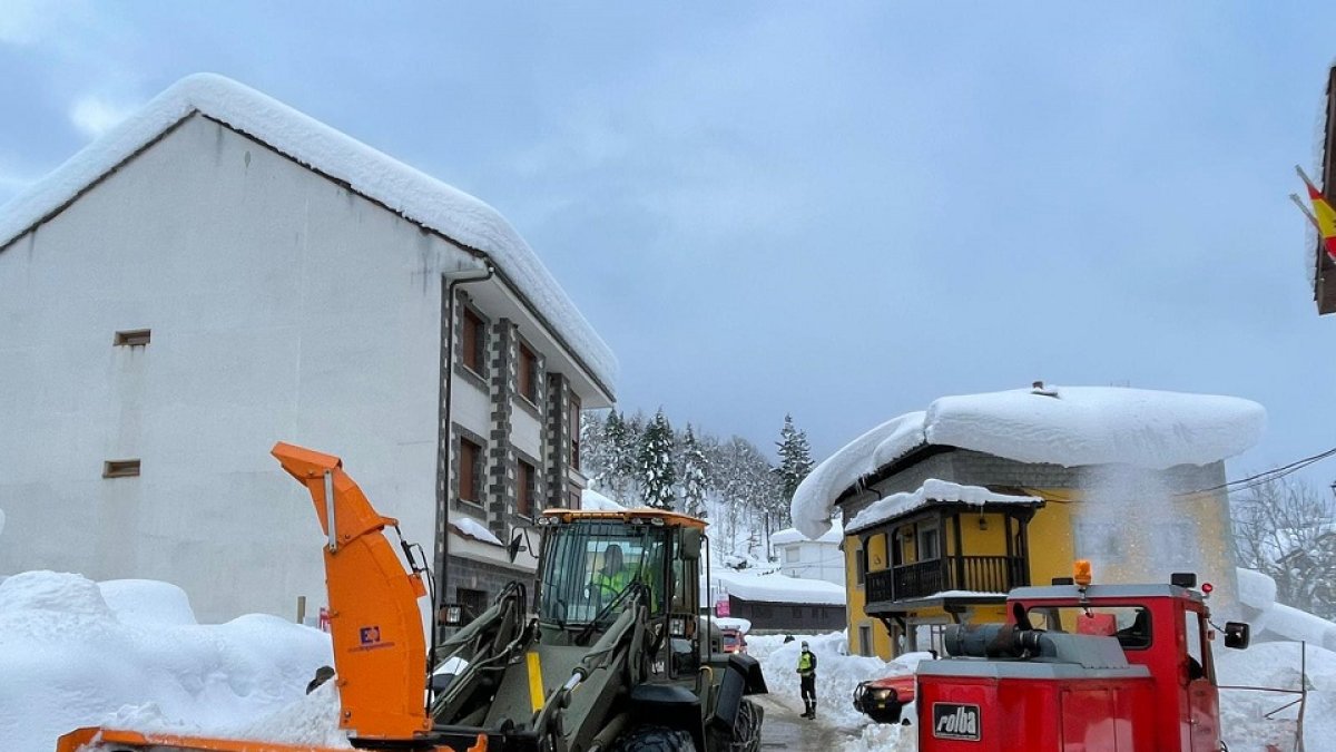 La UME realiza tareas de limpieza de la nieve acumulada en los accesos a las poblaciones más afectadas en la zona de Posada de Valdeón. ICAL