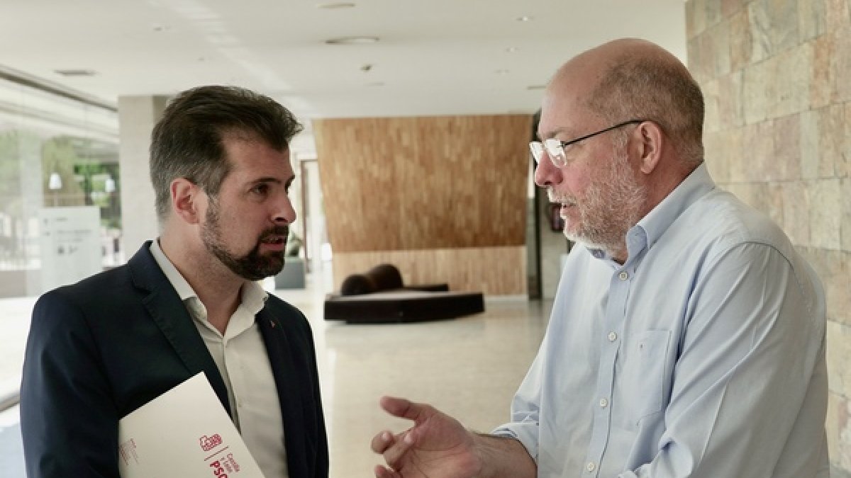Luis Tudanca y Francisco Igea conversan en las Cortes de Castilla y León. Ical
