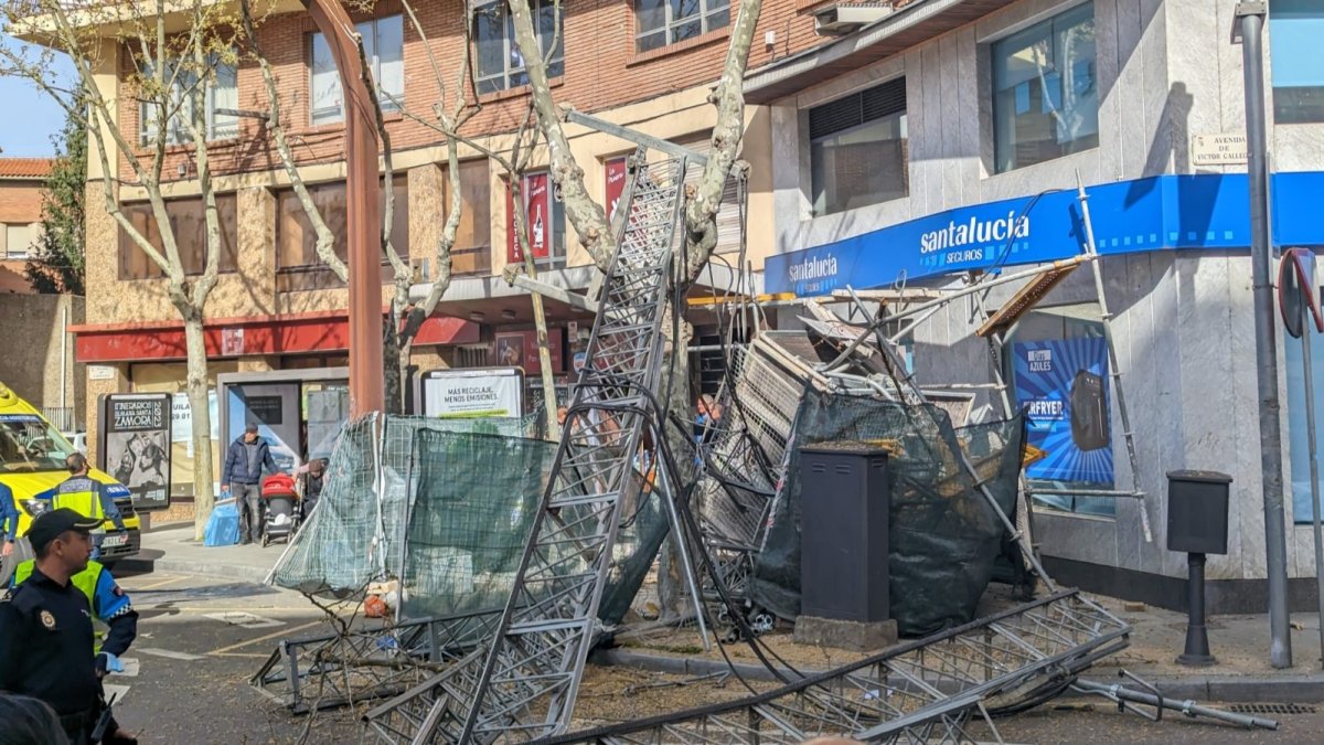 Andamio y grúa desplomados en Zamora.-ICAL