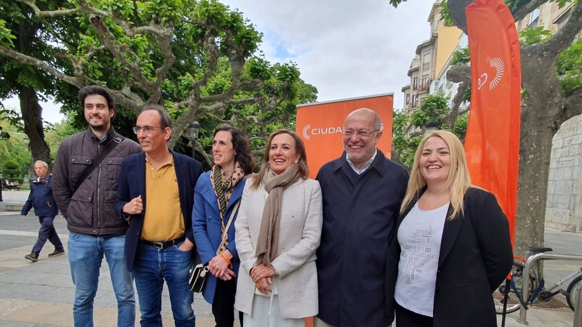 El procurador de Ciudadanos, Francisco Igea, con miembros de la candidatura a la Alcaldía de Burgos. EUROPA PRESS