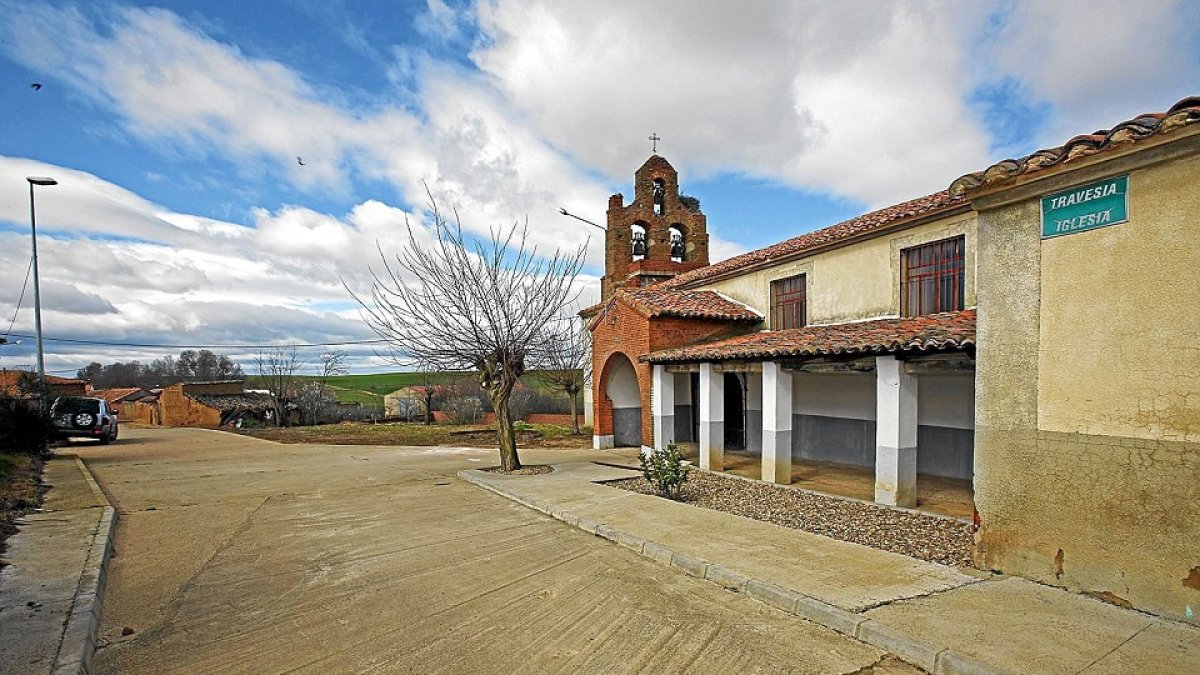 Iglesia de Fuentes de Carbajal (León). Imagen de archivo. E. M.