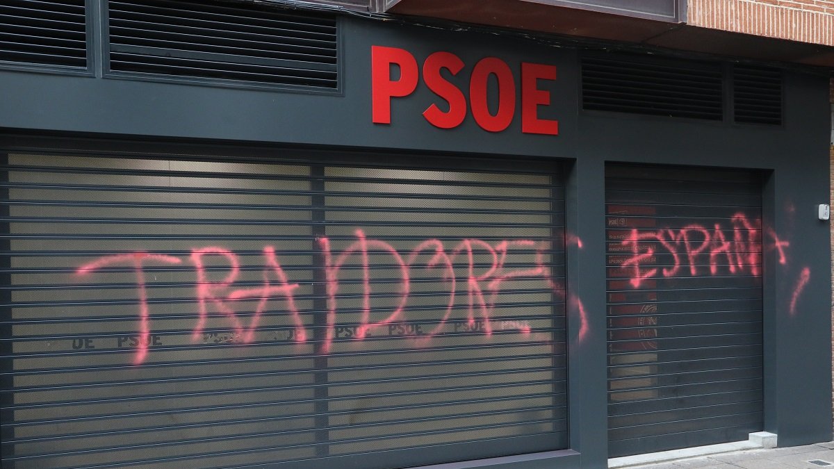 Pintadas en las persianas de la sede del PSOE de Palencia.- ICAL