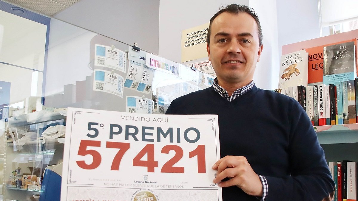 Un punto de venta mixto de León se estrena en el Sorteo de Navidad con 48.000 euros de un quinto. -ICAL