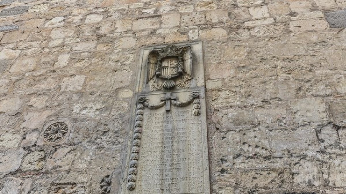 Escudo franquista en la fachada de una iglesia en Castilla y León. - E. M.