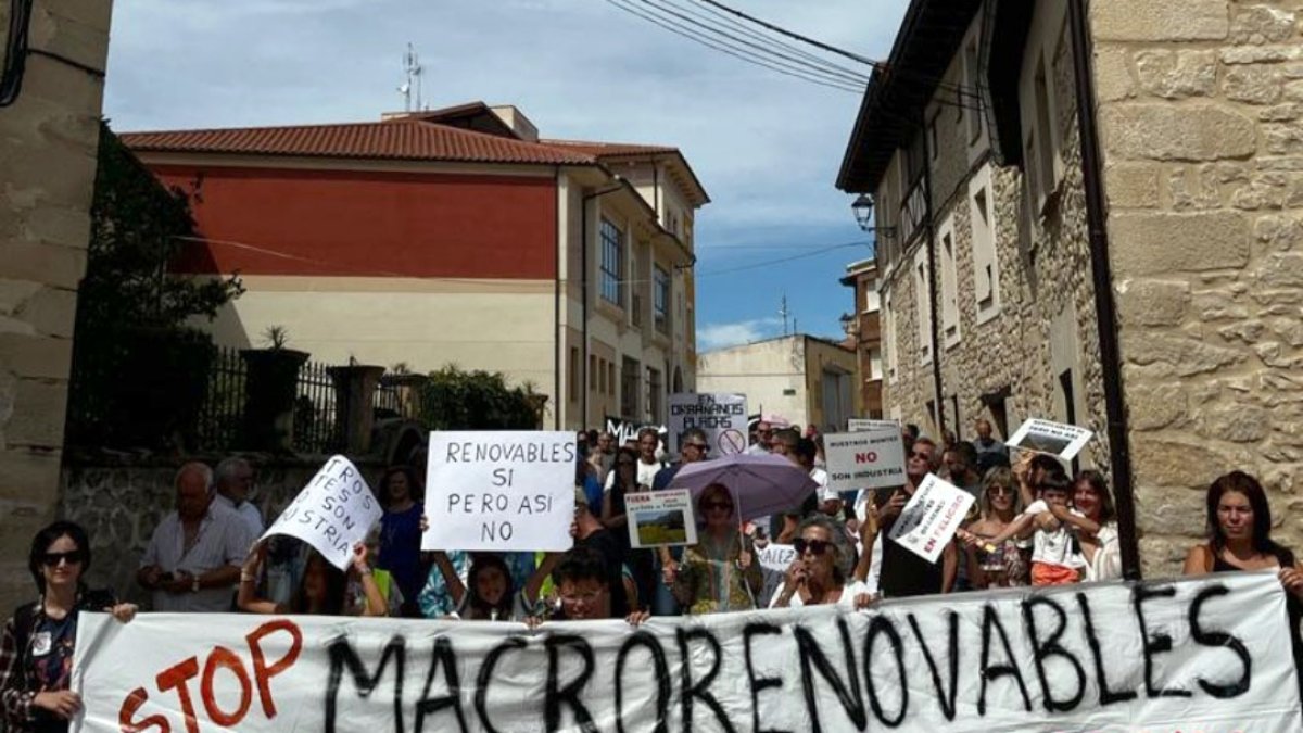 Alrededor de 300 personas protestan contra las macroplantas solares en el Valle de Tobalina.- ICAL
