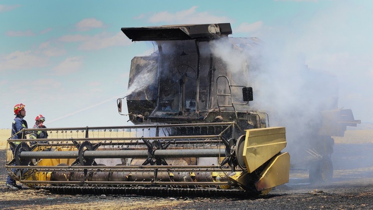 Arden cerca de tres hectáreas de cebada al incendiarse una cosechadora en Villamartín de Campos (Palencia).- ICAL.