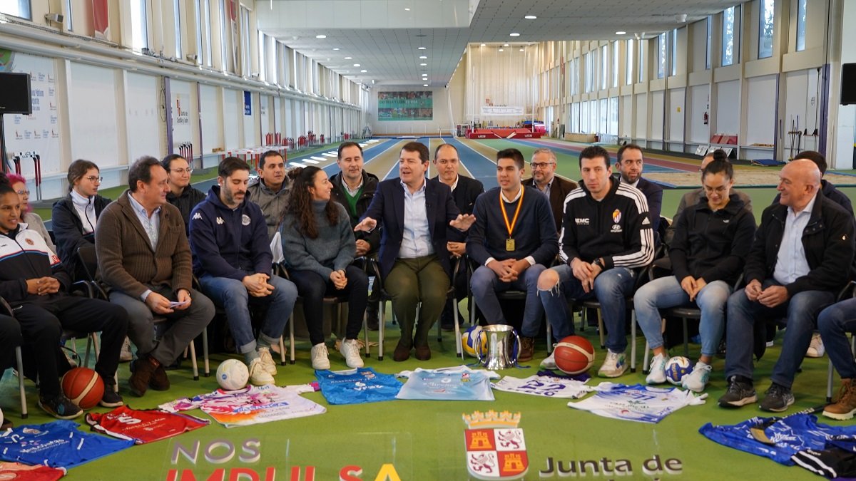 El presidente de la Junta de Castilla y León, Alfonso Fernández Mañueco, junto a representantes de varios clubes deportivos de la Comunidad.- ICAL