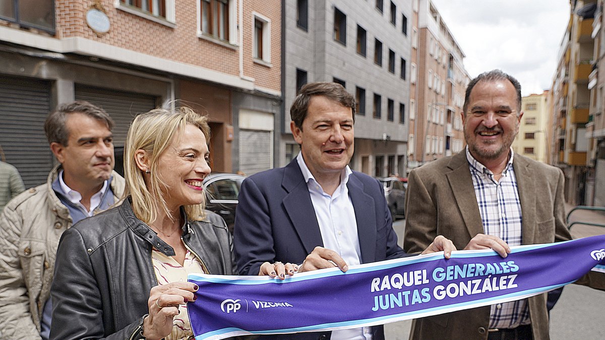 Mañueco, junto a Raquel González, candidata a la Junta General de Vizcaya, y Carlos Iturgaiz. ICAL