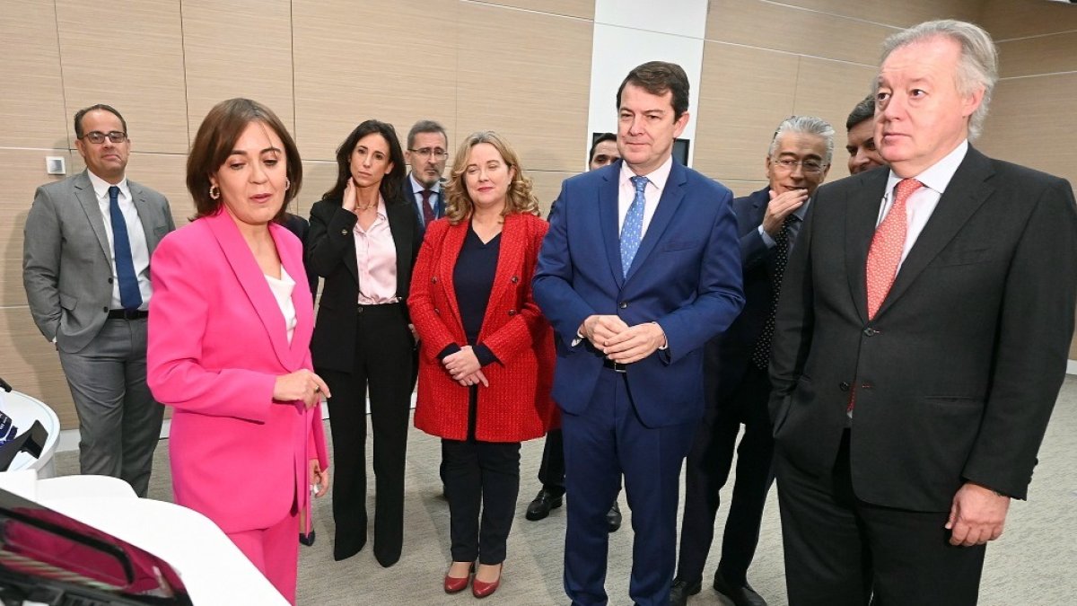 El presidente de la Junta de Castilla y León, Alfonso Fernández Mañueco, visita la sede de la empresa Antolin, su centro de I+D y Eurotrim. -ICAL