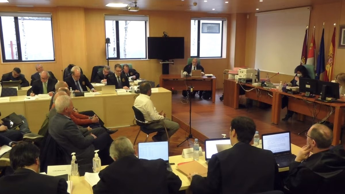 Imagen de la cuarta sesión de declaraciones de los acusados en el juicio por la muerte de seis mineros en el Pozo Emilio de la empresa Hullera Vasco Leonesa en octubre de 2013. ICAL