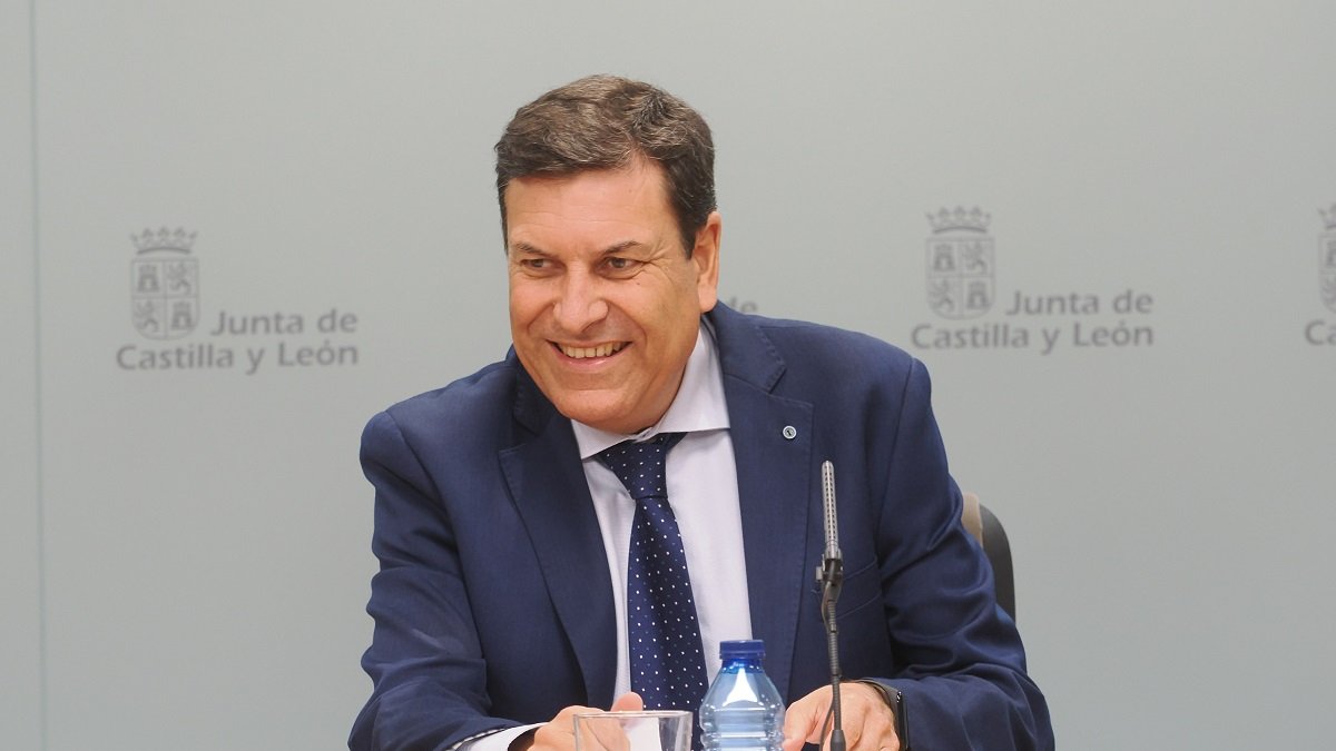 El portavoz de la Junta, Carlos Fernández Carriedo, durante la rueda de prensa posterior al Consejo de Gobierno.- ICAL
