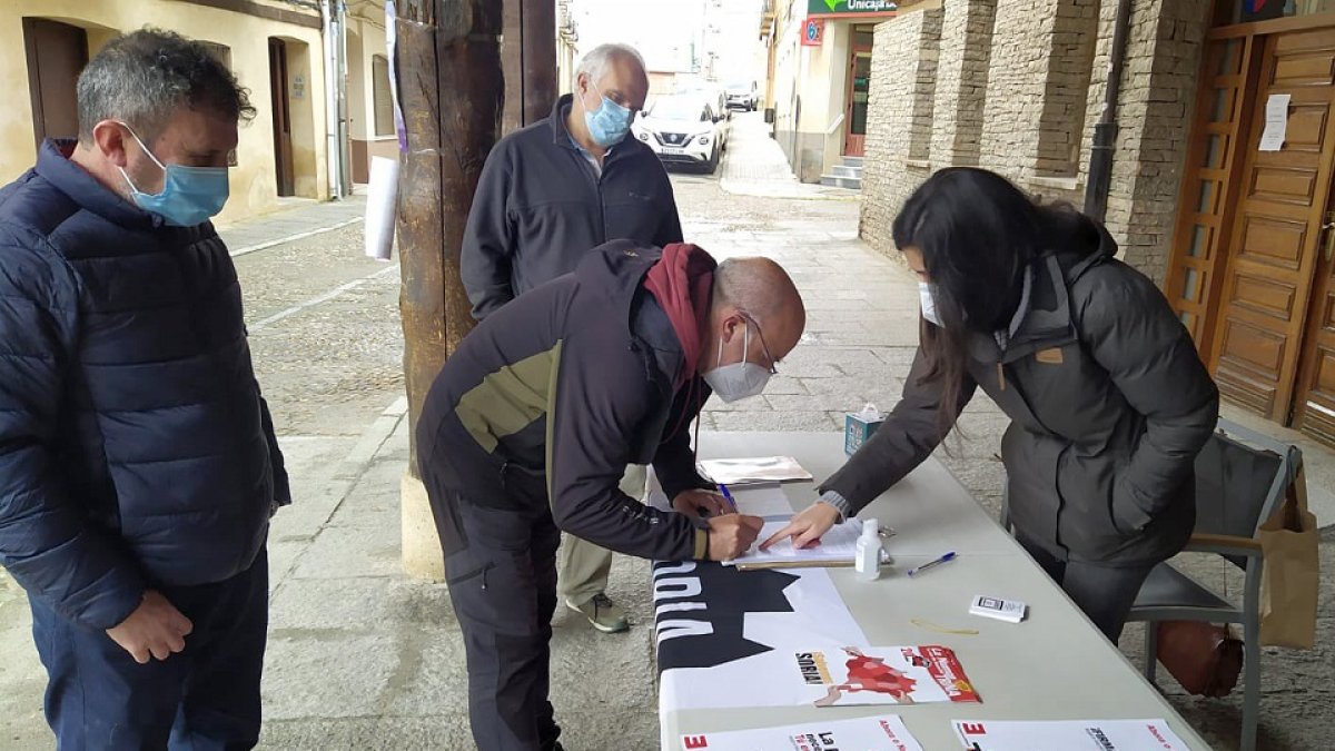Mesas de firmas de Soria ¡Ya! para conseguir avales y presentarse como agrupación de electores en las elecciones del 13 de febrero. - ICAL